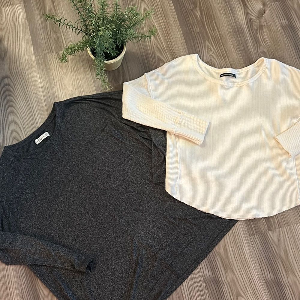 ((2 PIECE)) ABERCROMBIE LONG SLEEVE SHIRT BUNDLE GRAY AND CREAM SIZE XS
